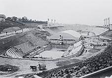 O complexo de 75000 metros quadrados - piscina - ginásio - campo de futebol