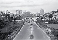 Avenida Nove de Julho - em 1940 - ladeada por terrenos baldios e pouquíssimo vaivém de carros