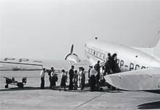 Embarque de passageiros em Congonhas - num DC-3 da Panair do Brasil - em 1953 - voar era para poucos